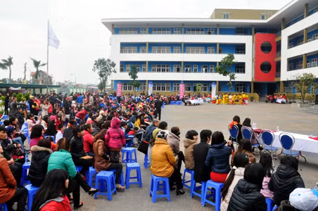 Chương trình thu hút đông đảo phụ huynh, học sinh tham giự.