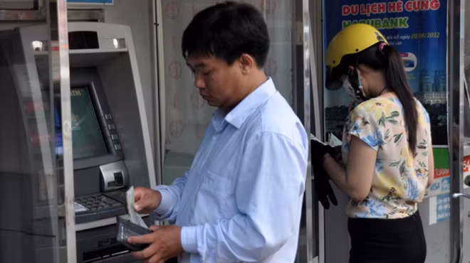 Ngày 28/12, Ngân hàng Nhà nước đã ban hành thông tư số 35 quy định về phí thẻ ghi nợ nội địa (ATM).