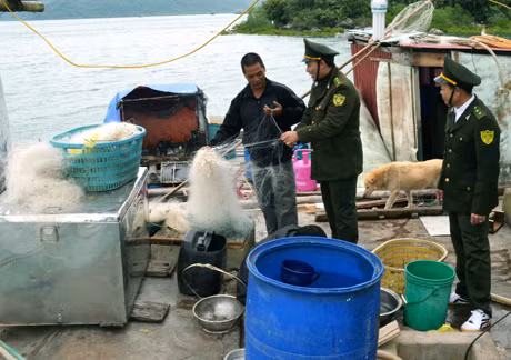 Cán bộ VQGBTL đang tuyên truyền cho ngư dân xã Minh Châu (Vân Đồn) về việc sử dụng lưới đúng quy cách để đánh bắt cá.