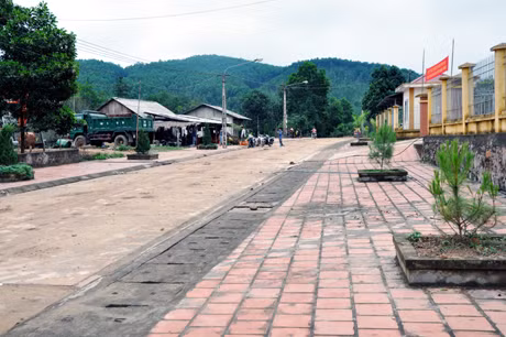 Hệ thống đường, vỉa hè ở trung tâm xã Minh Cầm (Ba Chẽ) được đầu tư khá hiện đại.