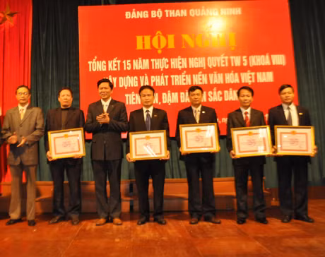 Lãnh đạo Đảng bộ TQN tặng bằng khen cho các tập thể đã có thành tích xuất sắc trong việc thực hiện Nghị quyết TW5 (khóa VIII).