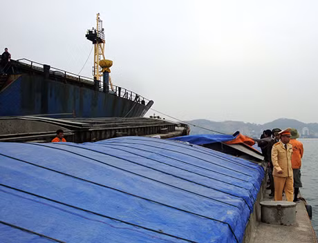 Xà lan vận chuyển than bị lực lượng chức năng của TP Hạ Long bắt giữ.