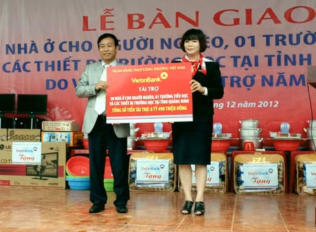 Đại diện Ngân hàng TMCP Công thương Việt Nam bàn giao trường tiểu học Đồn Đạc và nhà cho người nghèo tỉnh Quảng Ninh.