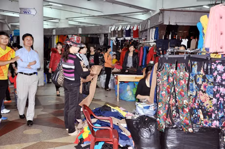 Du khách tham quan và mua sắm tại chợ trung tâm Móng Cái.