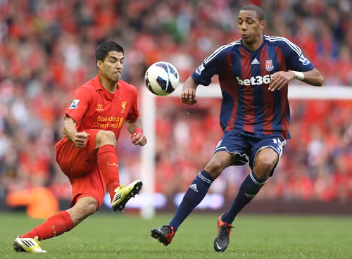 Không dễ để Suarez (trái) hạ gục hàng thủ Stoke.