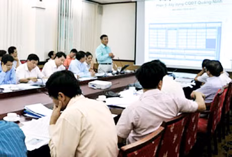 Lãnh đạo tỉnh và các sở, ngành nghe tư vấn xây dựng CQĐT tỉnh Quảng Ninh giai đoạn 2012-2014.