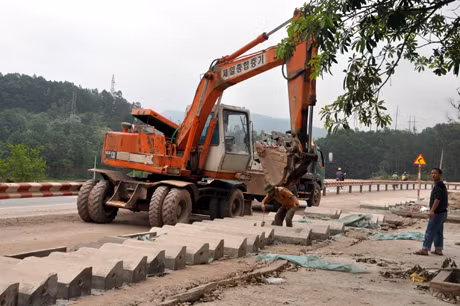 Khó khăn về cân đối vốn của các công trình đầu tư XDCB đã ảnh hưởng không nhỏ đến hoạt động thu ngân sách trên địa bàn. Ảnh: Thi công nâng cấp cải tạo quốc lộ 18A đoạn qua thị trấn Tiên Yên.