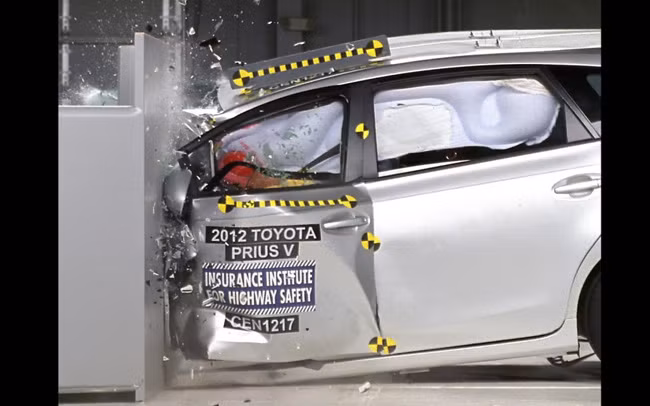 Lái xe gần như không còn khả năng sống sót sau vụ va chạm này của Toyota Prius V