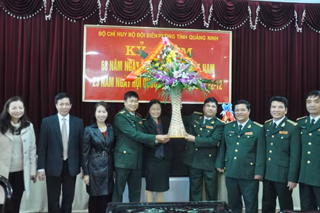 Đồng chí Đỗ Thị Hoàng, Phó Bí thư Thường trực Tỉnh ủy tặng hoa chúc mừng Bộ BĐBP tỉnh