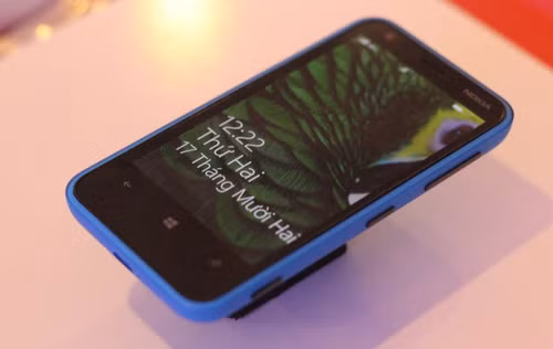 Lumia 620 là chiếc Windows Phone 8 giá rẻ nhất hiện nay, sở hữu màn hình 3,8 inch, chip lõi kép tốc độ 1 GHz và camera 5 "chấm". Ảnh: Tuấn Anh.