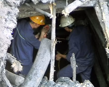 Công nhân công ty than Hồng Thái chuẩn bị nổ mìn đánh sập lò khai thác than trái phép.