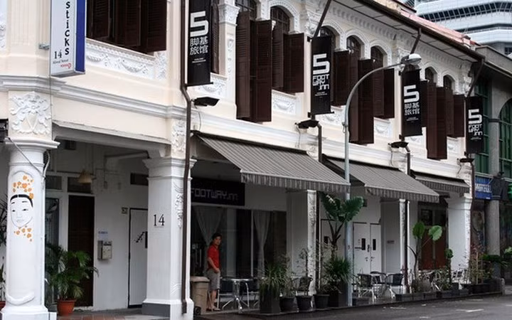  Đặt khách sạn và các tour du lịch từ trước. Giá khách sạn ở Singapore khá đắt đỏ, vì vậy để tiết kiệm chi phí bạn nên chọn hình thức ở hostel với bữa sáng miễn phí và có đủ mọi dịch vụ cần thiết như chỗ nấu ăn, tắm giặt... Không những vậy, việc tập trung nhiều người từ những nền văn hóa khác nhau cũng giúp bạn quen được thêm bạn mới.