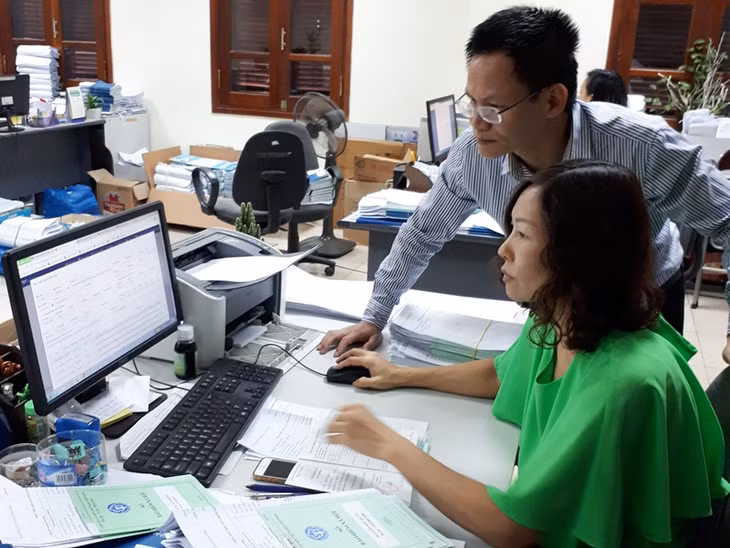 Lãnh đạo BHXH tỉnh trực tiếp kiểm tra, đôn đốc các phòng nghiệp vụ trong việc rà soát, nhập liệu thông tin sổ BHXH cho người lao động.
