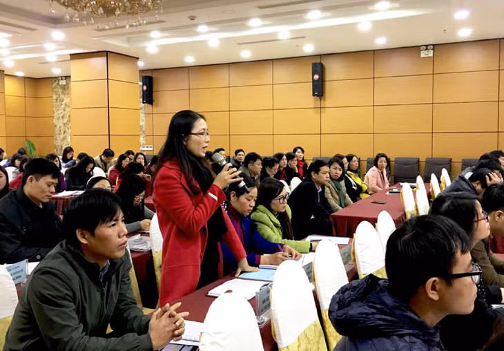 Học viên trao đổi, chia sẻ kinh nghiệm tại lớp Bồi dưỡng công tác Đảng năm 2017 do Đảng ủy Khối các cơ quan tỉnh tổ chức. Ảnh: Hoài Anh 