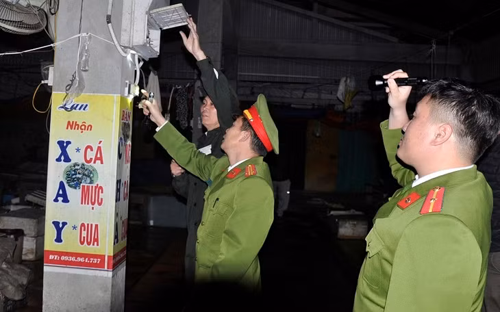 Phòng 2 cùng Ban quản lý chợ Trới (Hoành Bồ) kiểm tra an toàn PCCC đêm, nhằm kịp thời chấn chỉnh những vi phạm, góp phần đảm bảo an toàn PCCC dịp cuối năm.