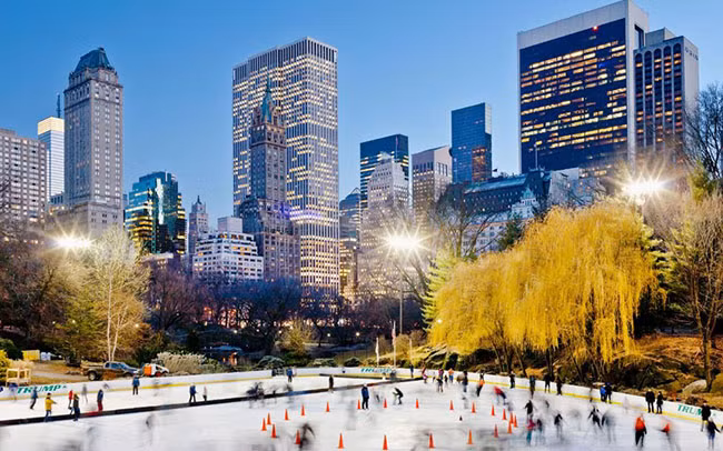 Thành phố New York, Hoa Kỳ: New York trở nên tuyệt đẹp vào mùa đông. Khi nhiệt độ sụt giảm, bầu trời có màu xanh dương và khi tuyết rơi nó trở thành màu xanh nhạt. Du khách ngoài ngắm cảnh còn có thể tham gia lễ hội mua sắm ở Bloomingdale và Macy, lãng mạn hơn bạn có thể đến Central Park để chơi trượt băng. Đây có lẽ là địa điểm trượt băng ấn tượng nhất hành tinh, với các tòa nhà chọc trời Manhattan lung linh ngay gần đó.