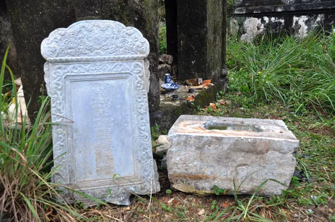 Tấm bia và đế bia bị kẻ xấu đem ra ngoài. Ảnh: Hội đồng Nguyễn Phước tộc cung cấp.