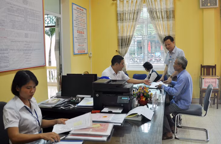 Lãnh đạo phường Thanh Sơn, TP Uông Bí (người đứng) giám sát công tác thực hiện thủ tục hành chính cho người dân ở trụng sở UBND phường