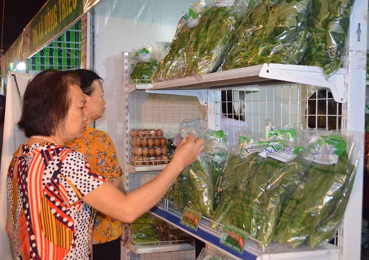 Người dân ưu thích lựa chọn các sản phẩm rau an toàn của Công ty CP Đầu tư và xây dựng Việt Long 