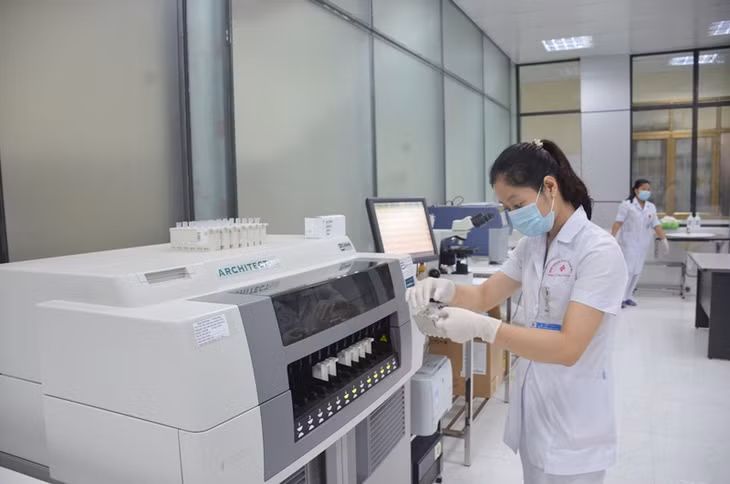 Hiện nay, các cơ sở y tế trên địa bàn tỉnh đều có thể xét nghiệm sàng lọc để phát hiện sớm nhiễm HIV. Trong ảnh: 