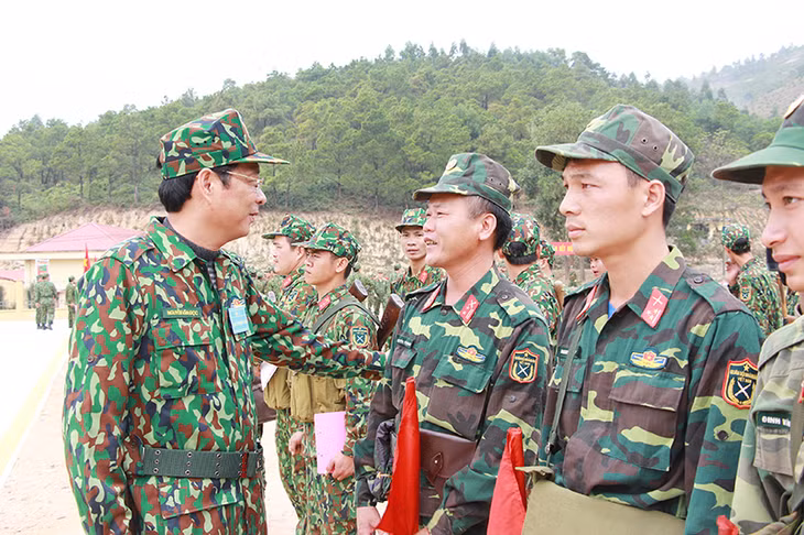 Đồng chí Nguyễn Văn Đọc, Bí thư Tỉnh uỷ, Chủ tịch HĐND tỉnh, Trưởng BCĐ diễn tập tỉnh, động viên các lực lượng tham gia diễn tập.