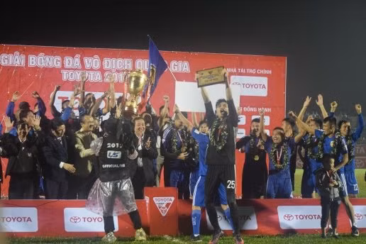  Niềm vui của các cầu thủ Quảng Nam FC khi lên ngôi vô địch V-League 2017. Ảnh: Viết Định.
