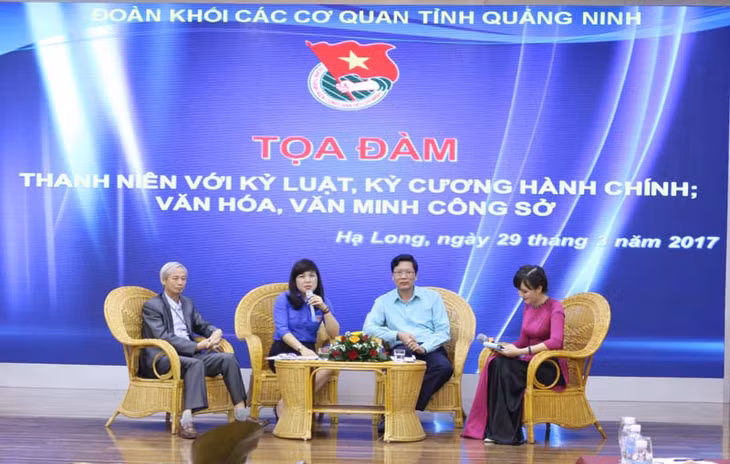 Một số lãnh đạo các sở, ban, ngành giao lưu với CBCCVC trẻ về thực hiện kỷ luật, kỷ cương hành chính, văn hóa công sở.