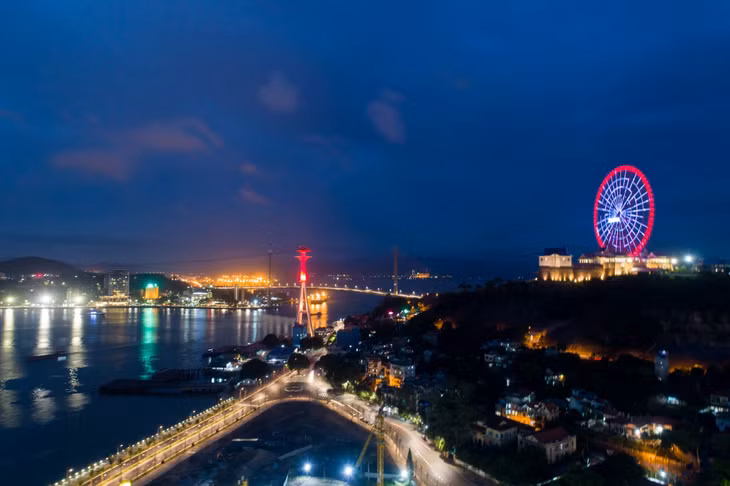 Cầu Bãi Cháy và Vòng quay mặt trời lung linh về đêm khi nhìn từ tầng 20 dự án The Sapphire Residence Hạ Long