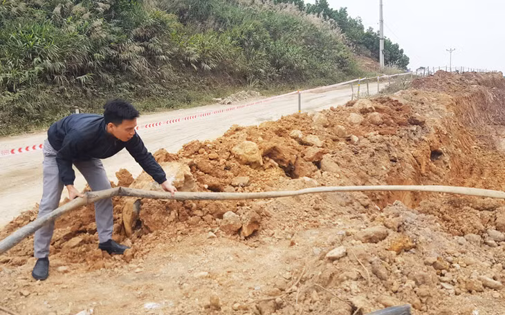 nhiều đoạn đường ống dẫn nước bị đứt gãy