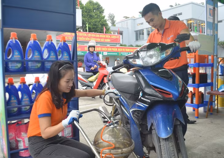 Nhân viên Công ty Xăng dầu B12 tham gia thay dầu xe miến phí cho đoàn viên công đoàn vào cuối tháng 10/2017