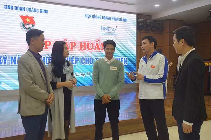 Đồng chí Lê Hồng Sơn, Bí thư Tỉnh đoàn chia sẻ với các học viên về những định hướng phát triển của tỉnh.