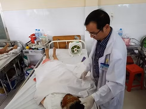 Nạn nhân được bác sĩ chăm sóc tại bệnh viện.