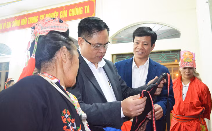 Các đại biểu tham quan sản phẩm thêu thổ cẩm của người dao Thanh Y xã Thượng Yên Công