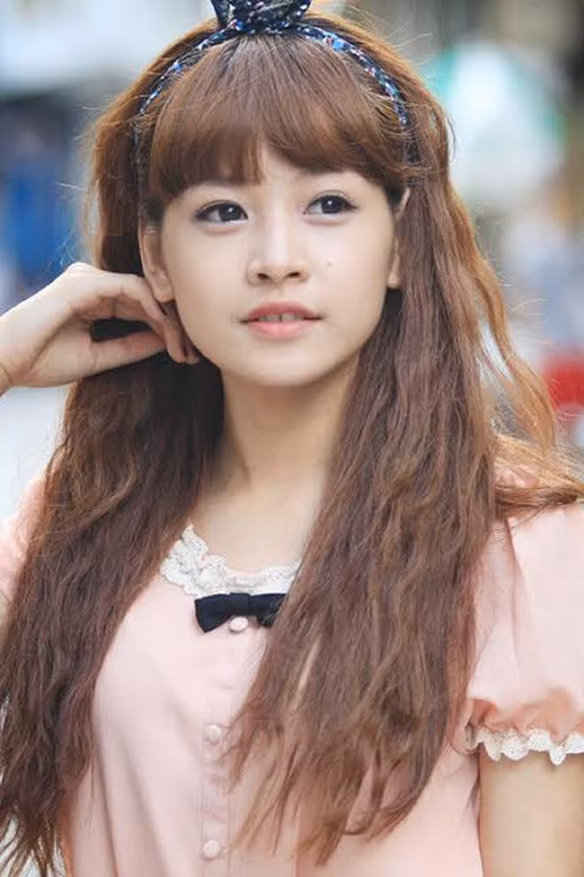 Bản thân Chi Pu hiểu rằng sẽ không tồn tại được lâu nếu chỉ với danh xưng "hot girl" và bắt đầu vạch ra con đường để từng bước dấn thân vào showbiz.