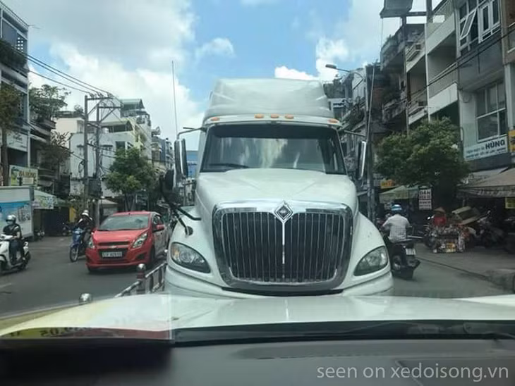 Cảm giác phía trước "hung thần xa lộ" thật là nhỏ bé