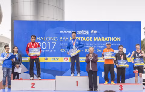 BTC trao giải cho các VĐV có thành tích thi đấu tốt
