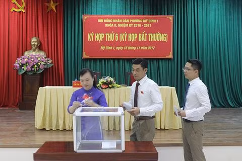 Các đại biểu bỏ phiếu bầu lãnh đạo mới của phường Mỹ Đình 1