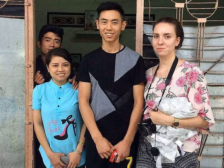 Thomas cùng bạn gái người Pháp gặp người thân tại xã Suối Kiết, huyện Tánh Linh, Bình Thuận gần một tháng trước. Ảnh: BPN