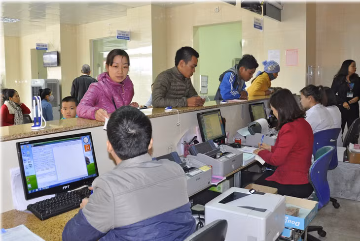 Làm thủ tục thanh toán BHYT cho người bệnh tại Trung tâm Y tế Móng Cái