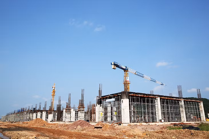 Do phải điều chỉnh quy hoạch, khu vực nhà ga hành khách được mở rộng từ 12.000m2 lên 16.000m2, nâng tổng diện tích mặt sàn sử dụng từ 16.800m2 lên 25.400m2. Vì thế, dự kiến đến quý I-2018 hạng mục này mới hoàn thành.
