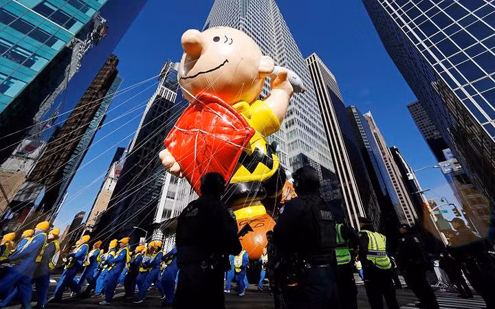 Cảnh sát thành phố New York phải làm việc cật lực để đảm bảo an ninh cho lễ diễu hành.