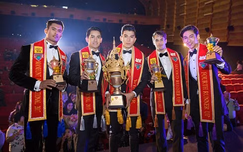 Ngọc Tình (giữa) đăng quang ngôi vị Nam vương Quốc tế 2017.
