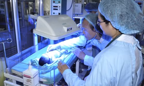Tiến sĩ Nguyễn Tiến Dũng, nguyên Trưởng khoa Nhi, Bệnh viện Bạch Mai (Hà Nội) thăm khám cho một trong 3 trẻ được chuyển lên từ Bệnh viện Sản Nhi Bắc Ninh. Ảnh: Thế Anh. 