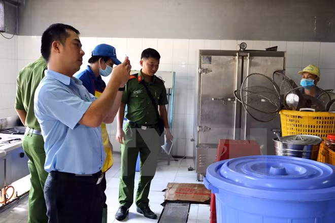 Đoàn kiểm tra an toàn vệ sinh thực phẩm tỉnh Bến Tre kiểm tra bếp ăn tại Công ty trách nhiệm hữu hạn một thành viên Pungkook. (Ảnh: Trần Thị Thu Hiền/TTXVN)