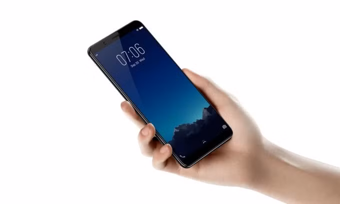 Là model khởi đầu cho xu hướng smartphone tầm trung nhưng có màn hình lớn viền mỏng, nên mức giá của V7+ khó để cạnh tranh với những model đời mới như Oppo F5 hay Huawei Nova 2i. Mẫu Android của Vivo có màn hình rộng gần 6 inch nhưng hạn chế ở việc độ phân giải không cao, chỉ 1.440 x 720 pixel tương đương với chuẩn HD 720p. Tuy nhiên, máy được đầu tư nhiều vào phần chụp hình với camera selfie lên tới 24 megapixel, cao hơn cả camera chính phía sau (16 megapixel).
