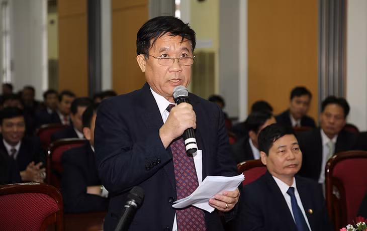 Cử tri Công ty Than Mạo Khê đề xuất, kiến nghị tại buổi tiếp xúc.