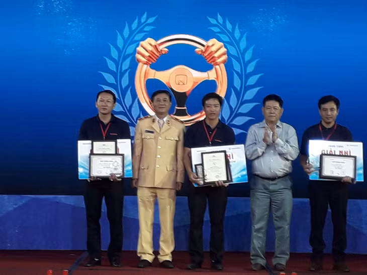 Anh Đinh Khắc Hiền (thứ 2 từ trái sang) đang hướng dẫn cho học viên trên mô hình lái xe điện tử 