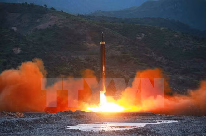 Một vụ phóng tên lửa đạn đạo tầm Hwasong-12 của Triều Tiên ngày 14/5. (Nguồn: Yonhap/TTXVN)