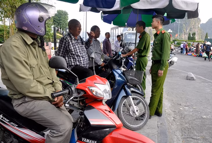 Công an phường cùng tổ xe mô tô ôm thường xuyên trao đổi công tác tự quản ANTT, đảm bảo TTATGT tại địa phương. 