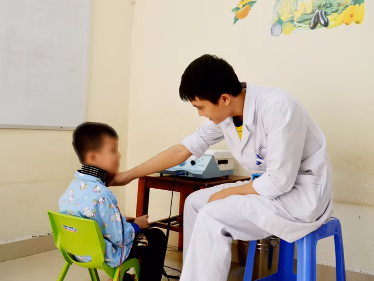Điều trị bằng máy kích thích phát âm cho trẻ tự kỷ tại Đơn nguyên Tâm bệnh - Phục hồi chức năng, Bệnh viện Sản Nhi tỉnh.